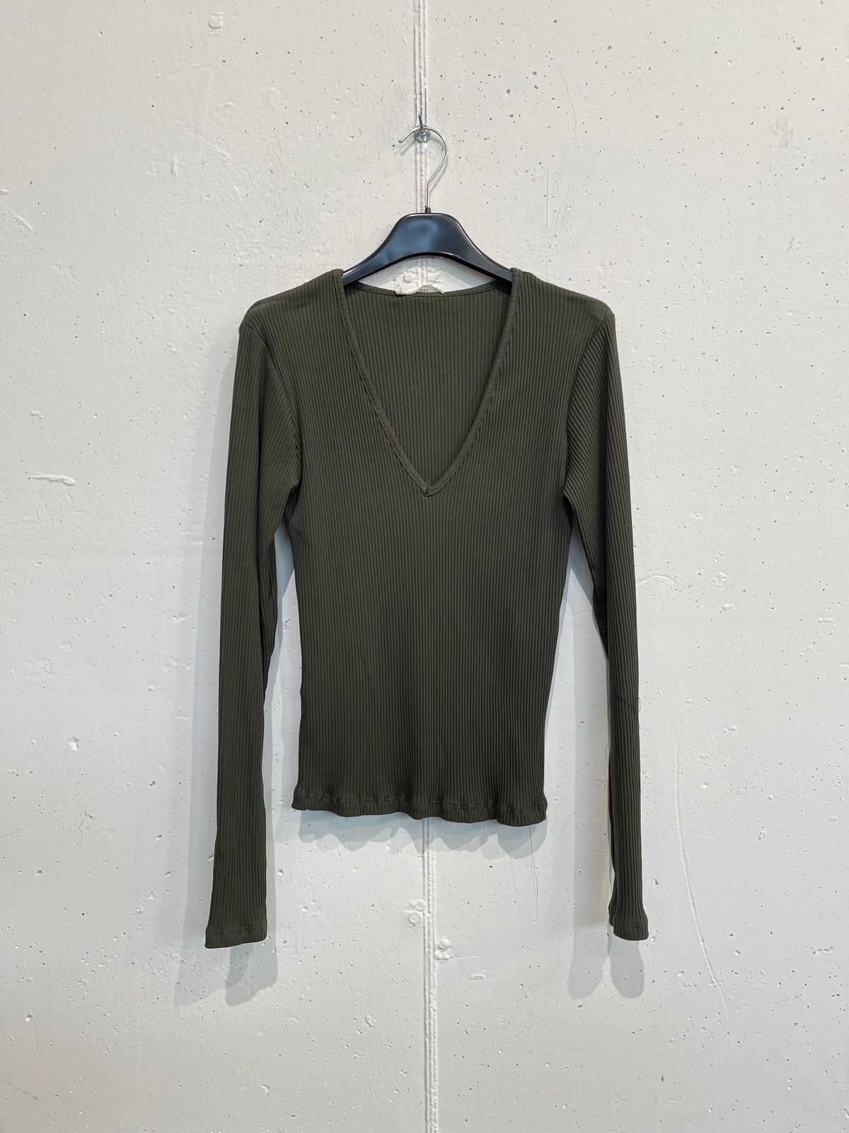 Maglia slim a costine con scollo a V profondo