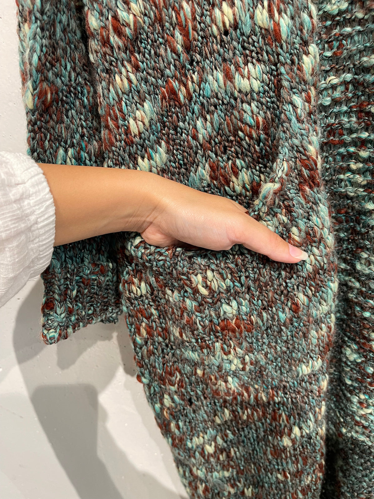 Cardigan bouclè con tasche lungo