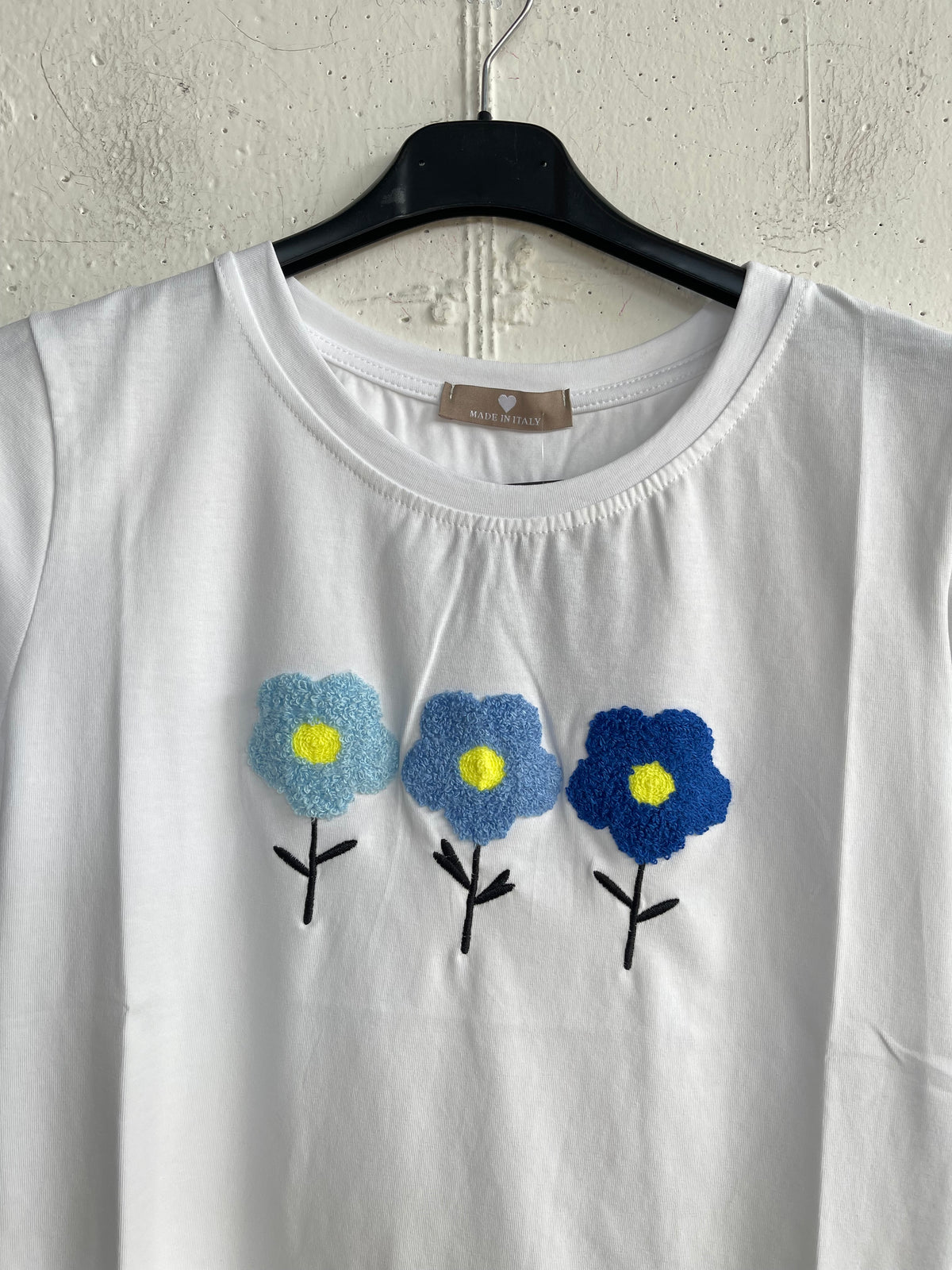 T-shirt fiori ricamati
