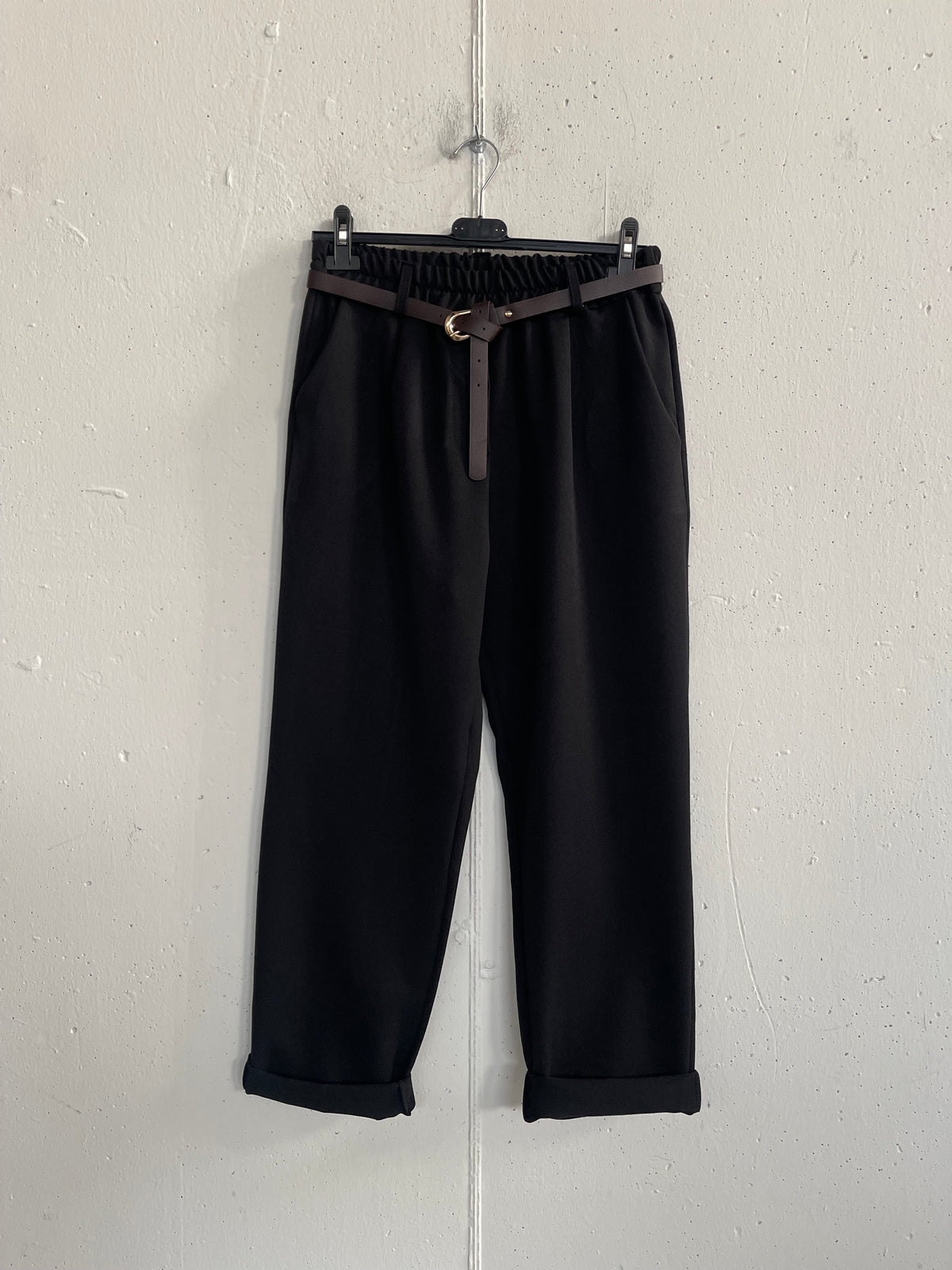 Pantalone classico in tessuto con elastico sul retro