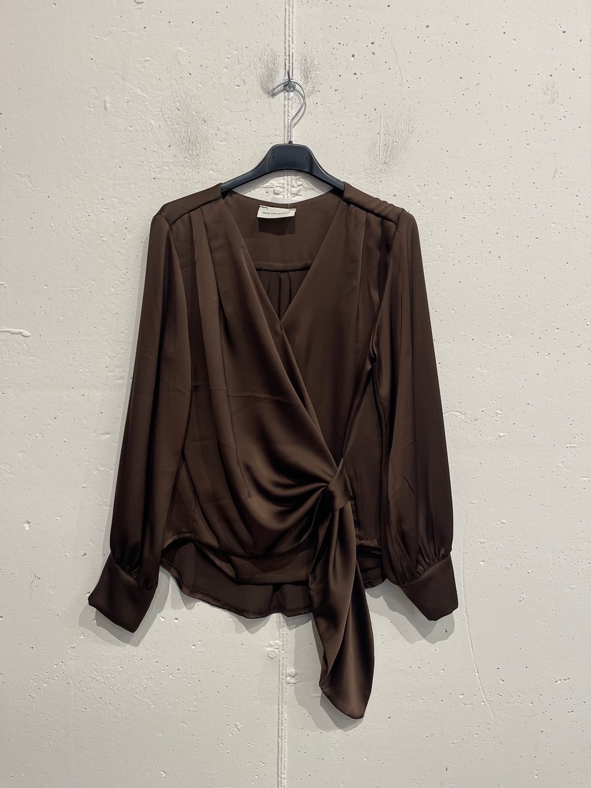 Camicia satinata con laccio laterale