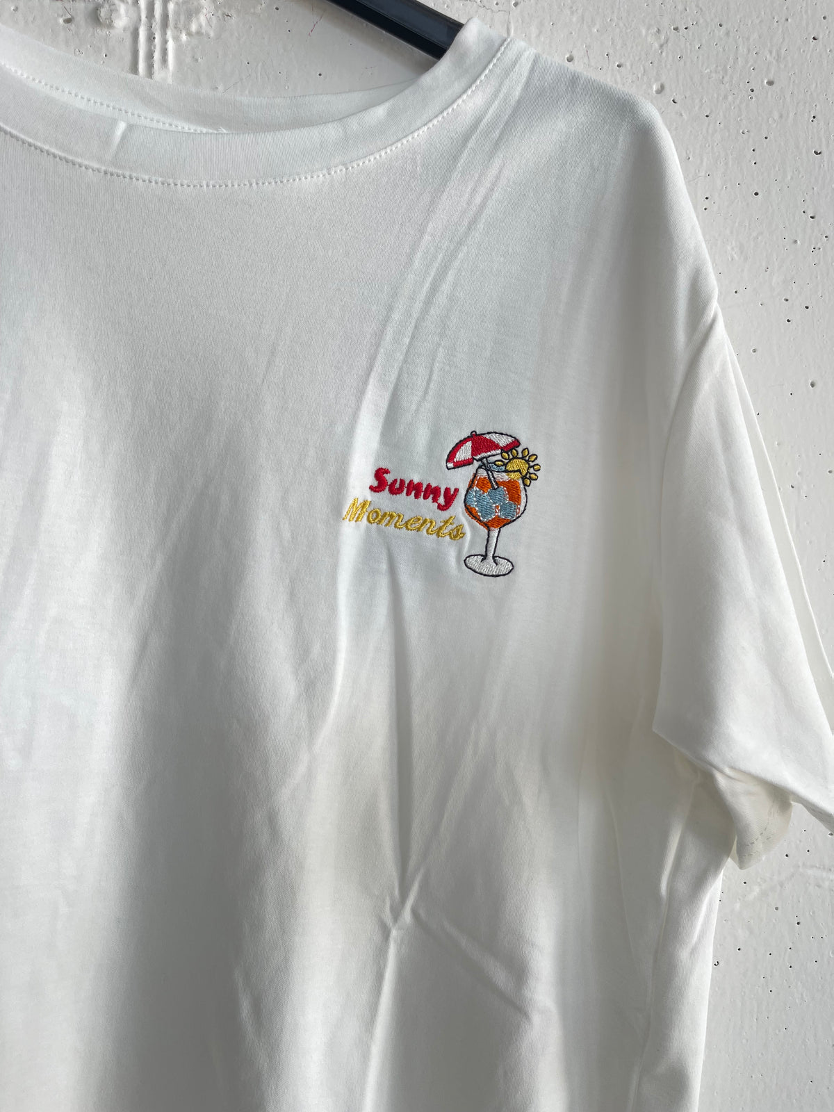 T-shirt scritta ricamata "SUNNY MOMENTS"