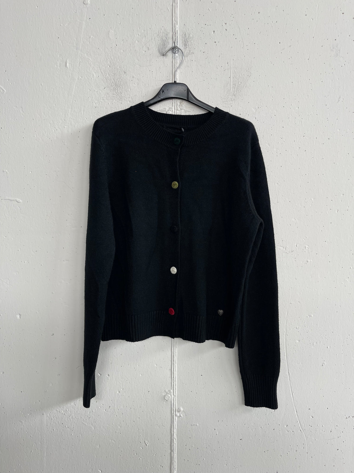 Cardigan basico con bottoni colorati