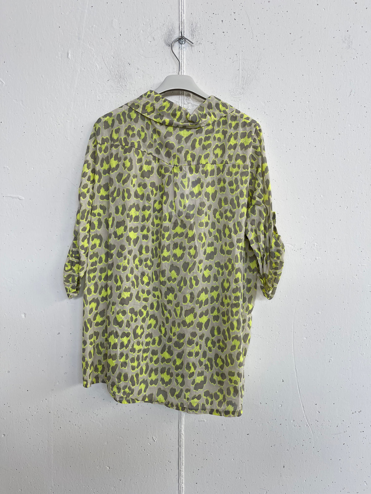 Camicia Leopard fluo con bottoncini
