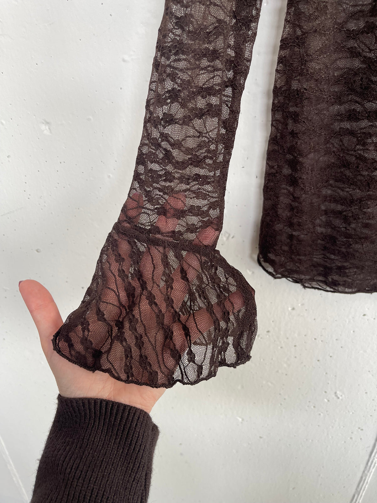 Top in pizzo con manica a campanella