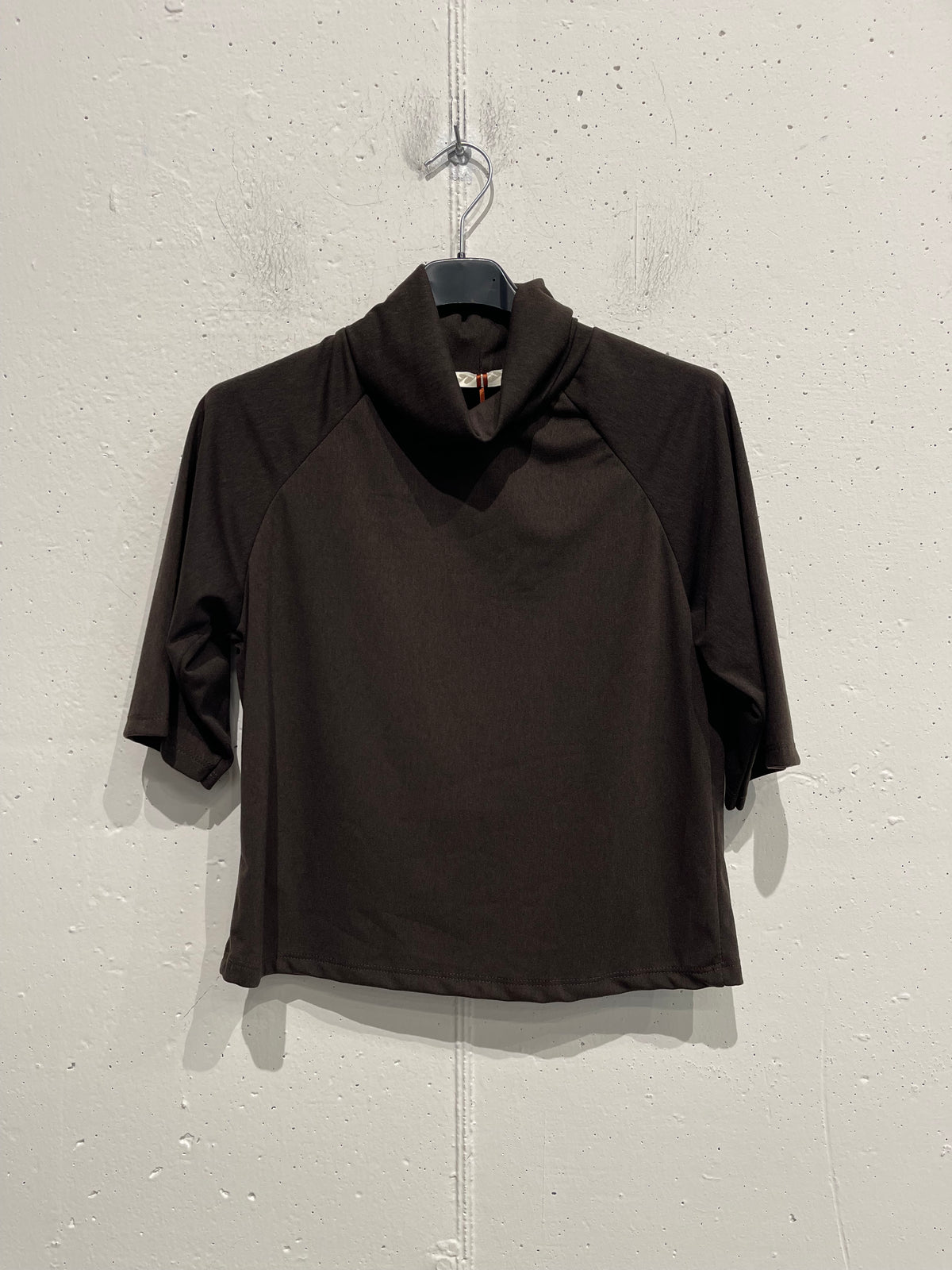 Maglia mezza manica con collo alto