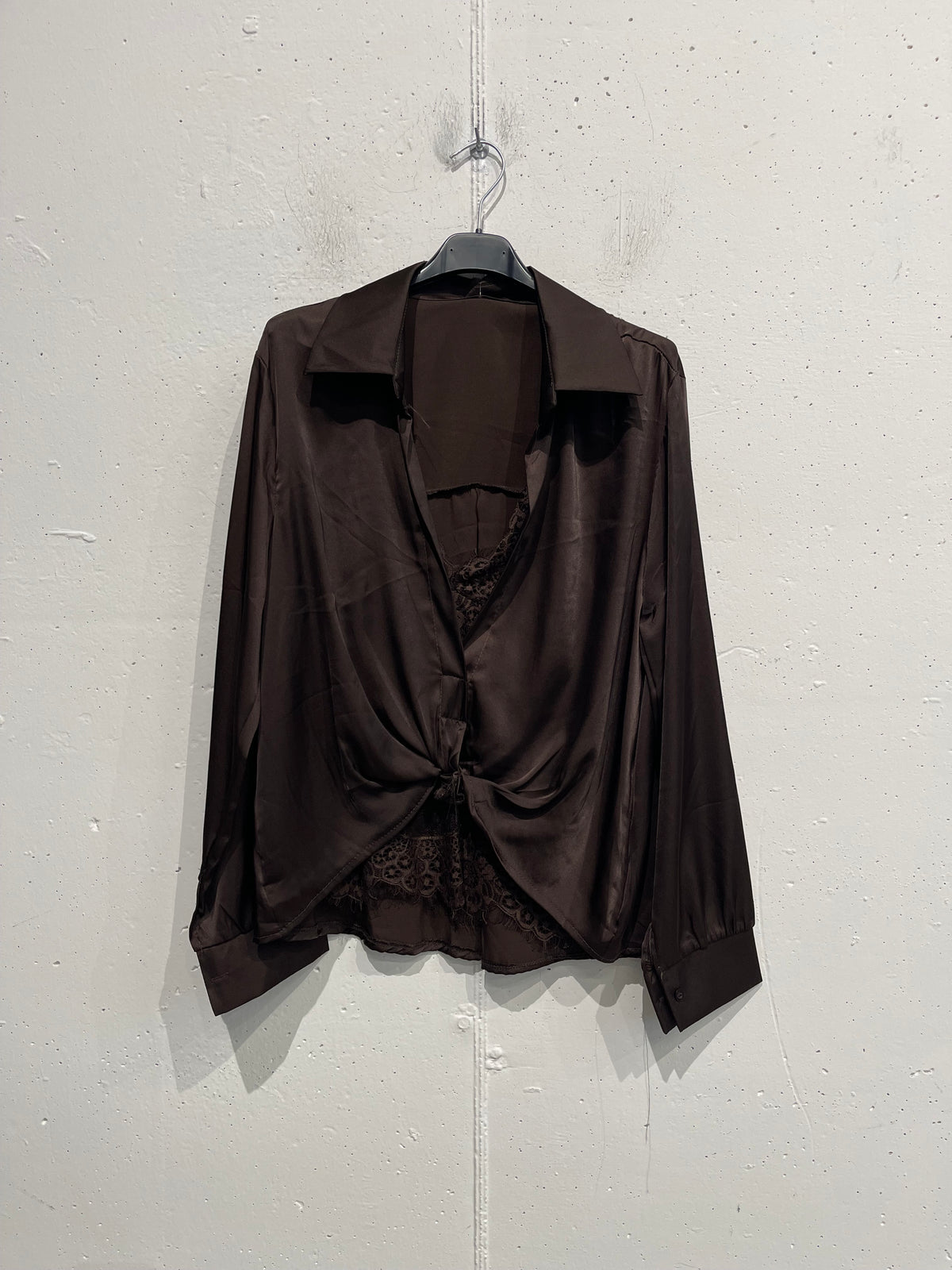 Camicia satinata con nodo e dettagli in pizzo
