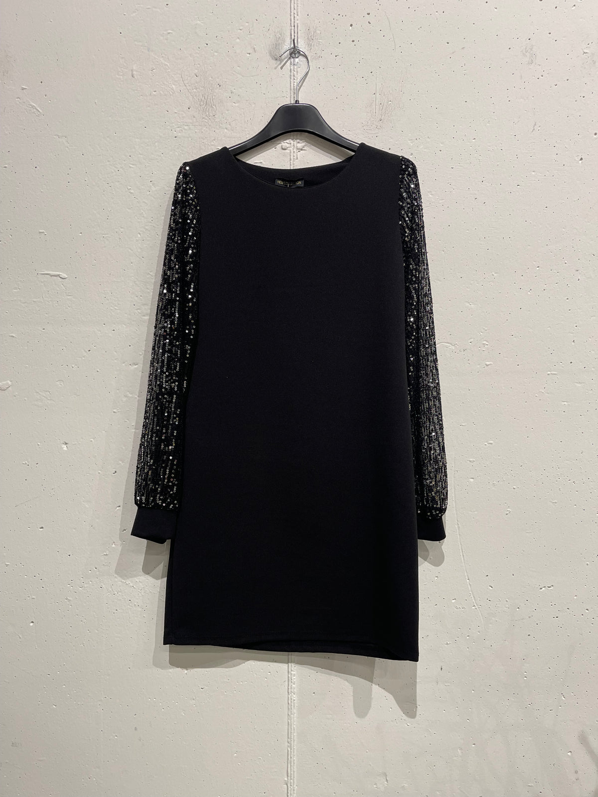 Abito con maniche pailettate