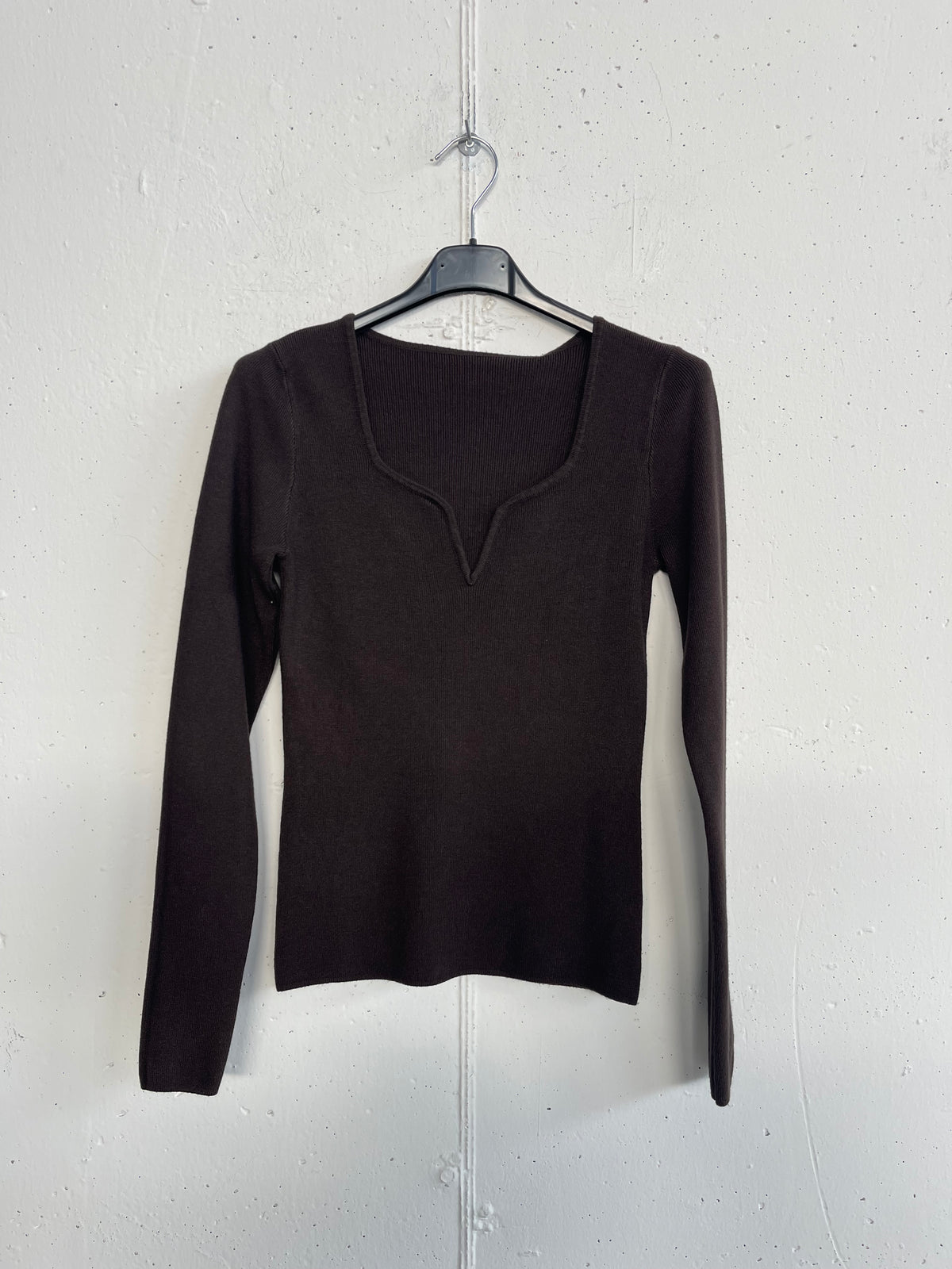 Pull con scollo quadrato e intaglio a V