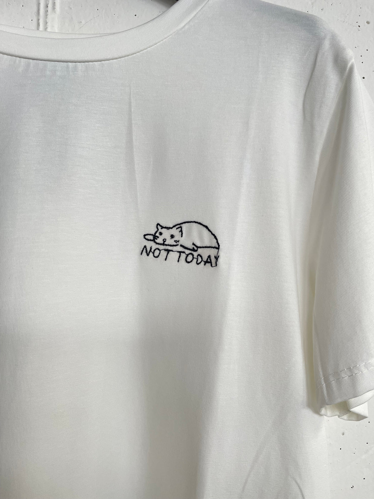 T-shirt con scritta ricamata “NOT TODAY”