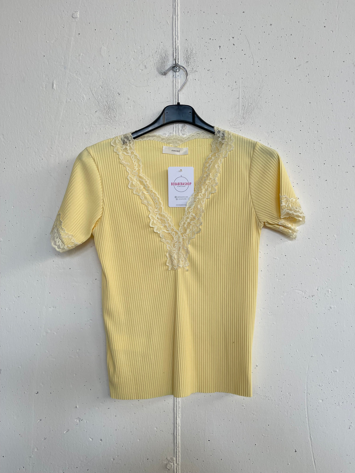 T-shirt a costine con scollo in pizzo