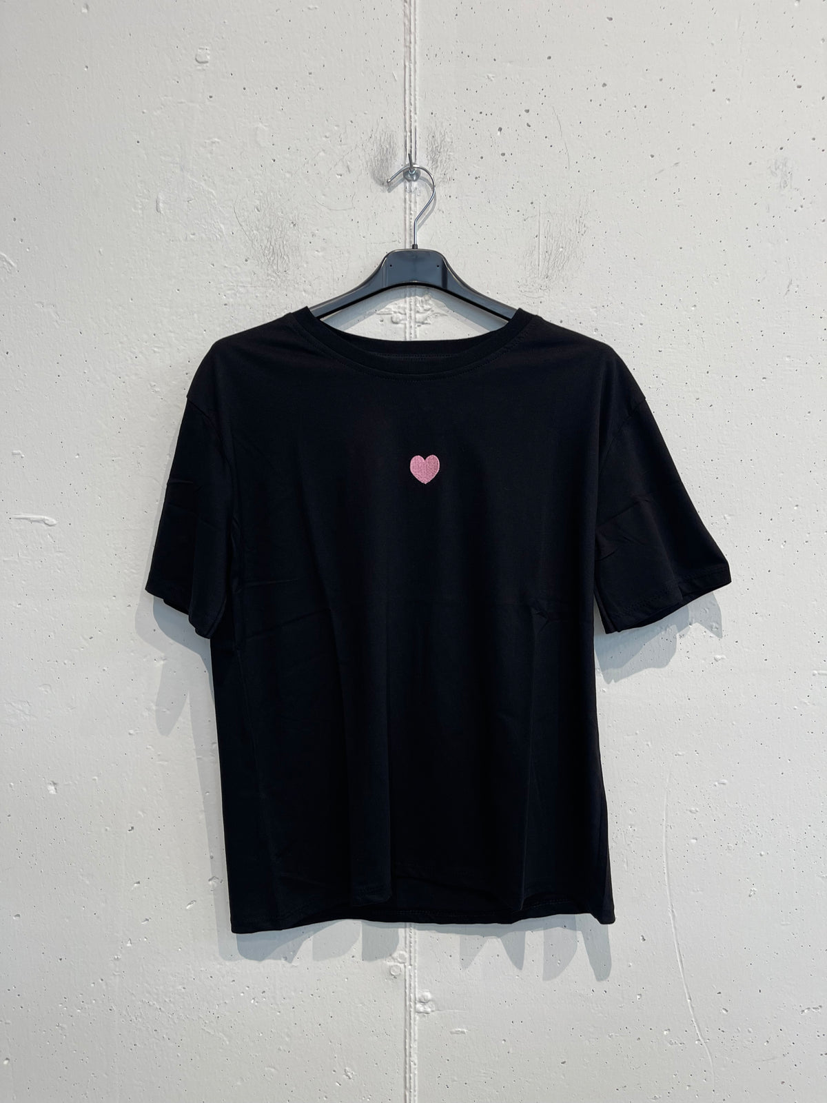 T-shirt con cuoricino ricamato