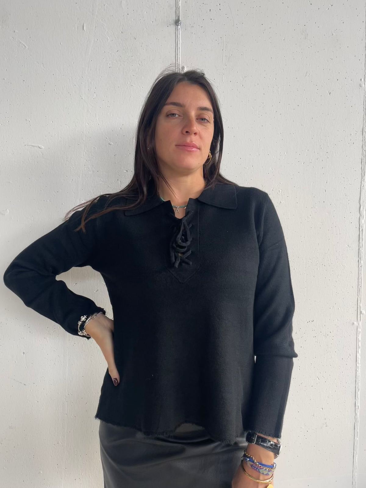 Pull scollo a camicia con lacci