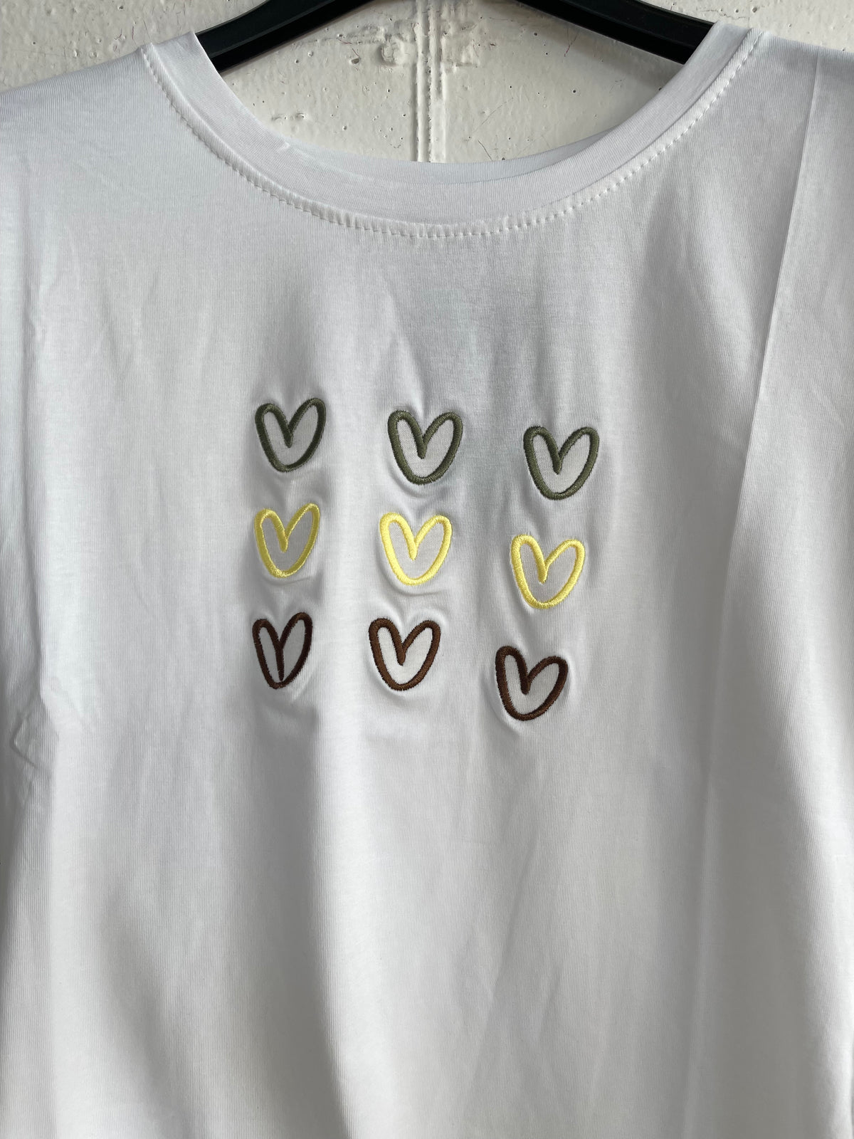 T-shirt cuori ricamati 1