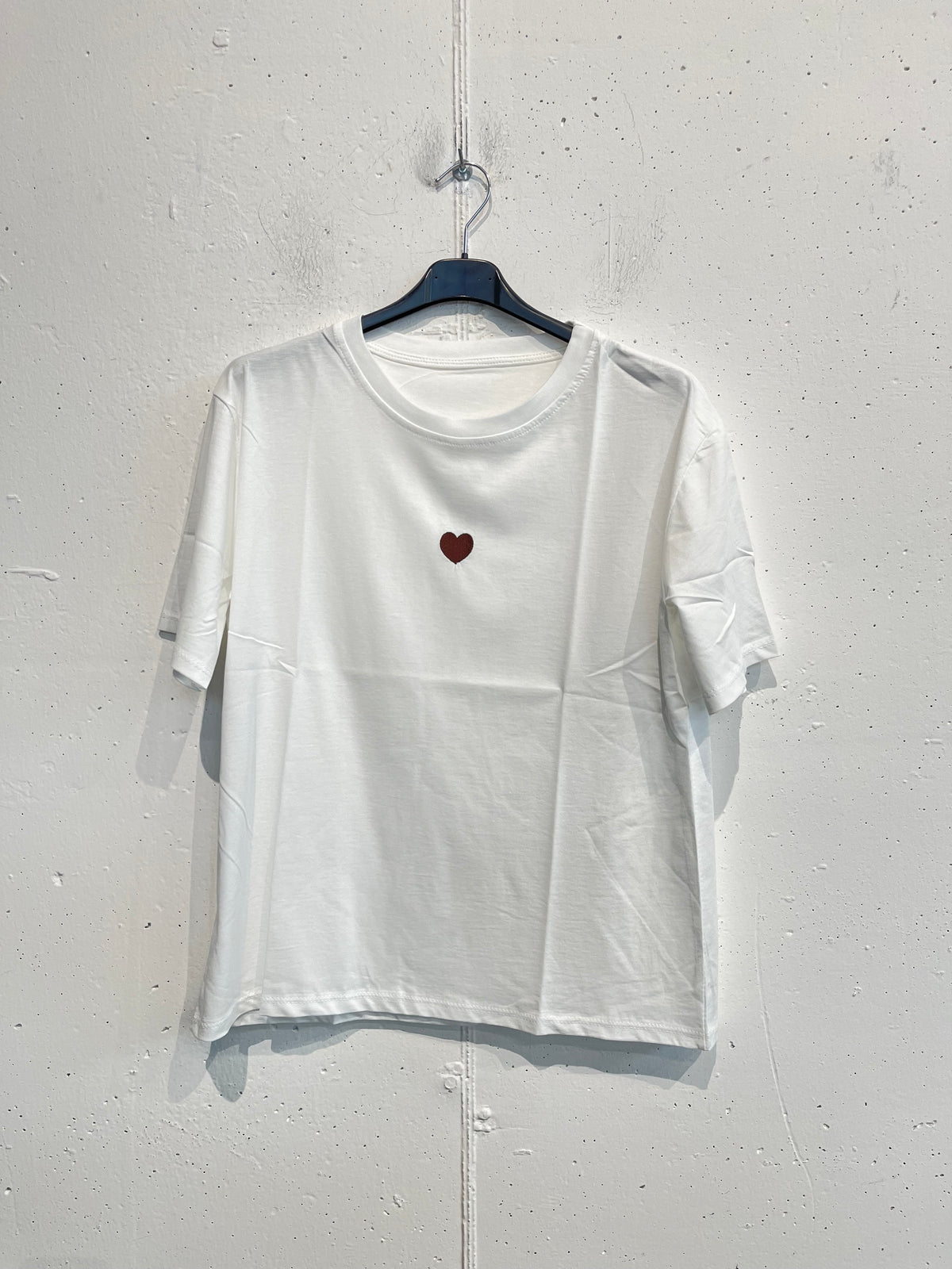 T-shirt con cuoricino ricamato