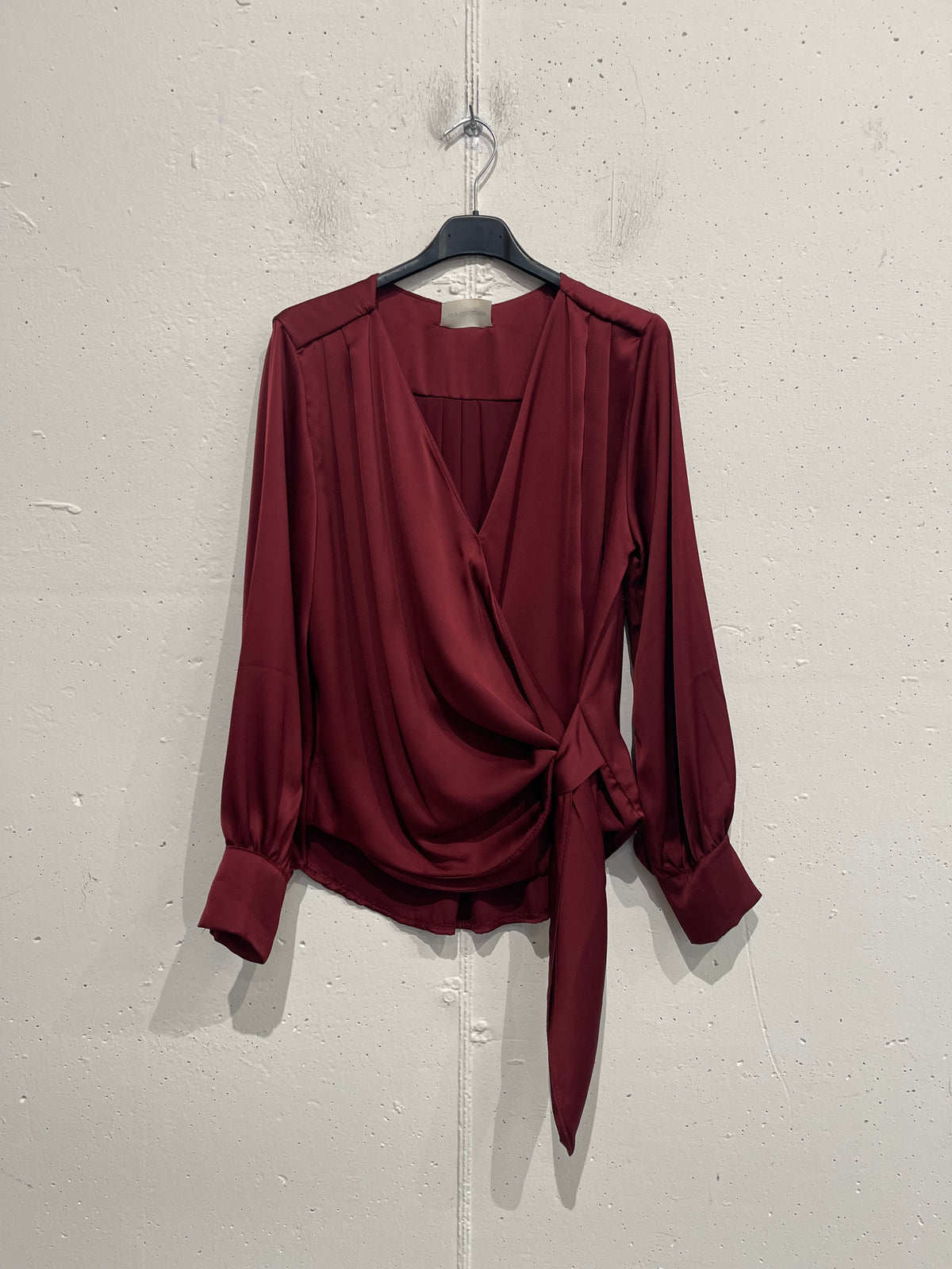 Camicia satinata con laccio laterale