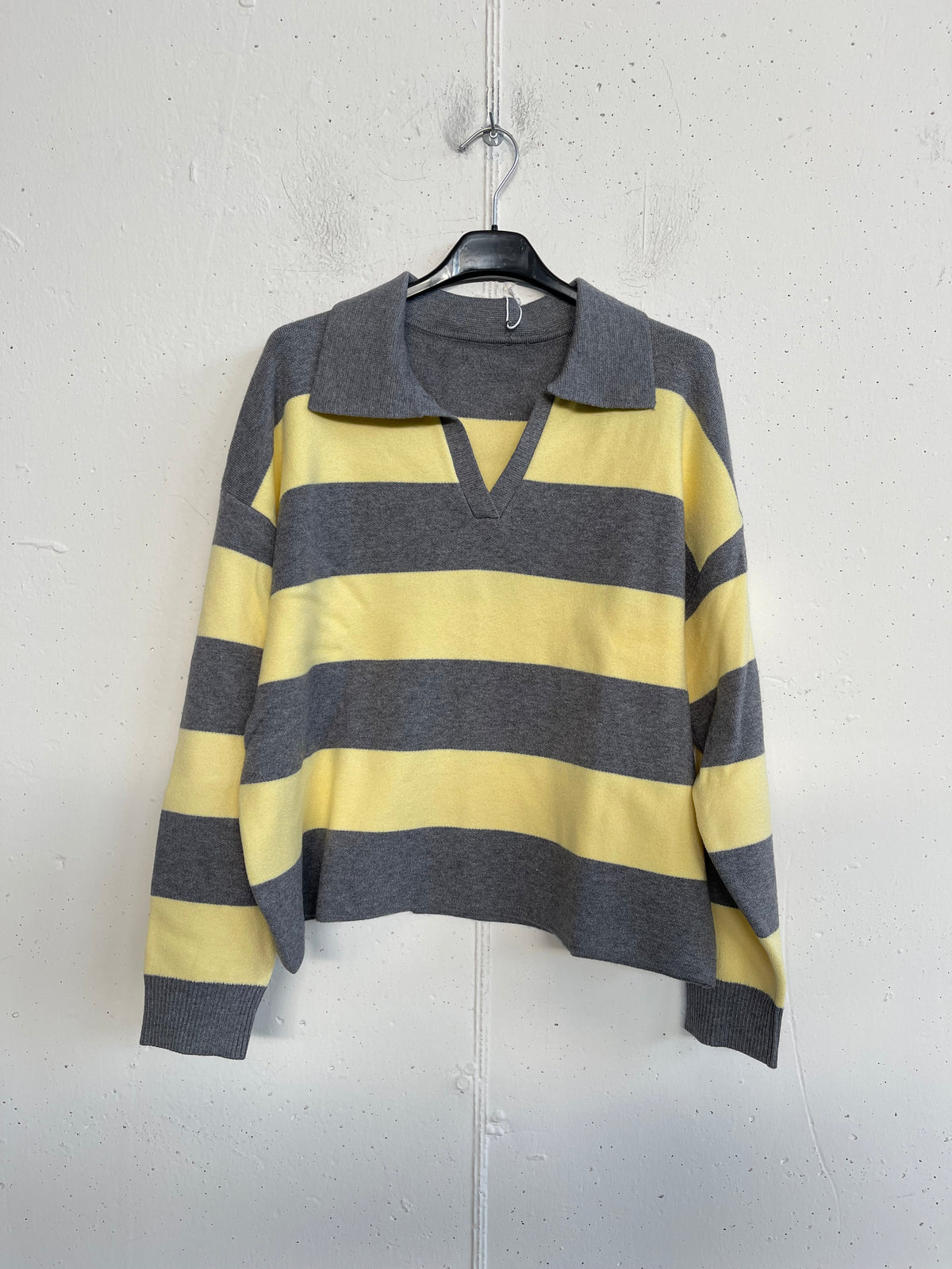 Pull con scollo a camicia a righe