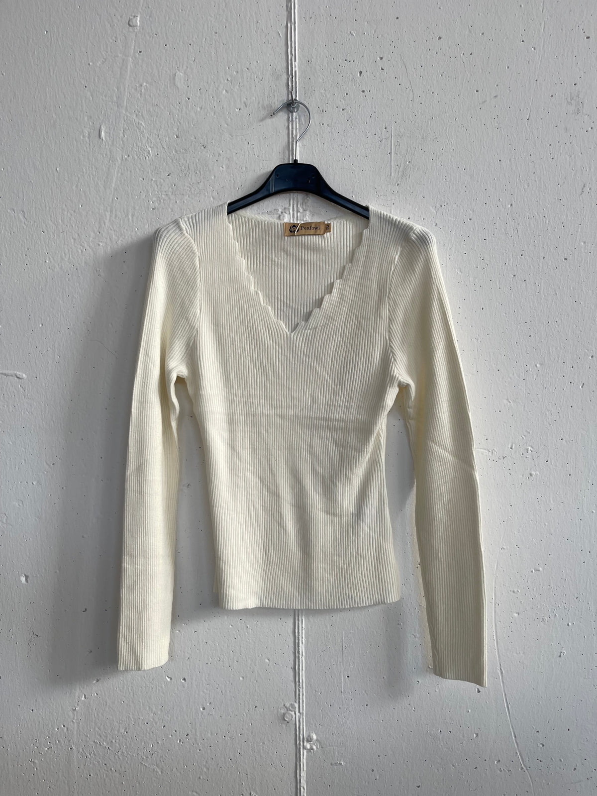 Pull slim a costine con scollo ondulato