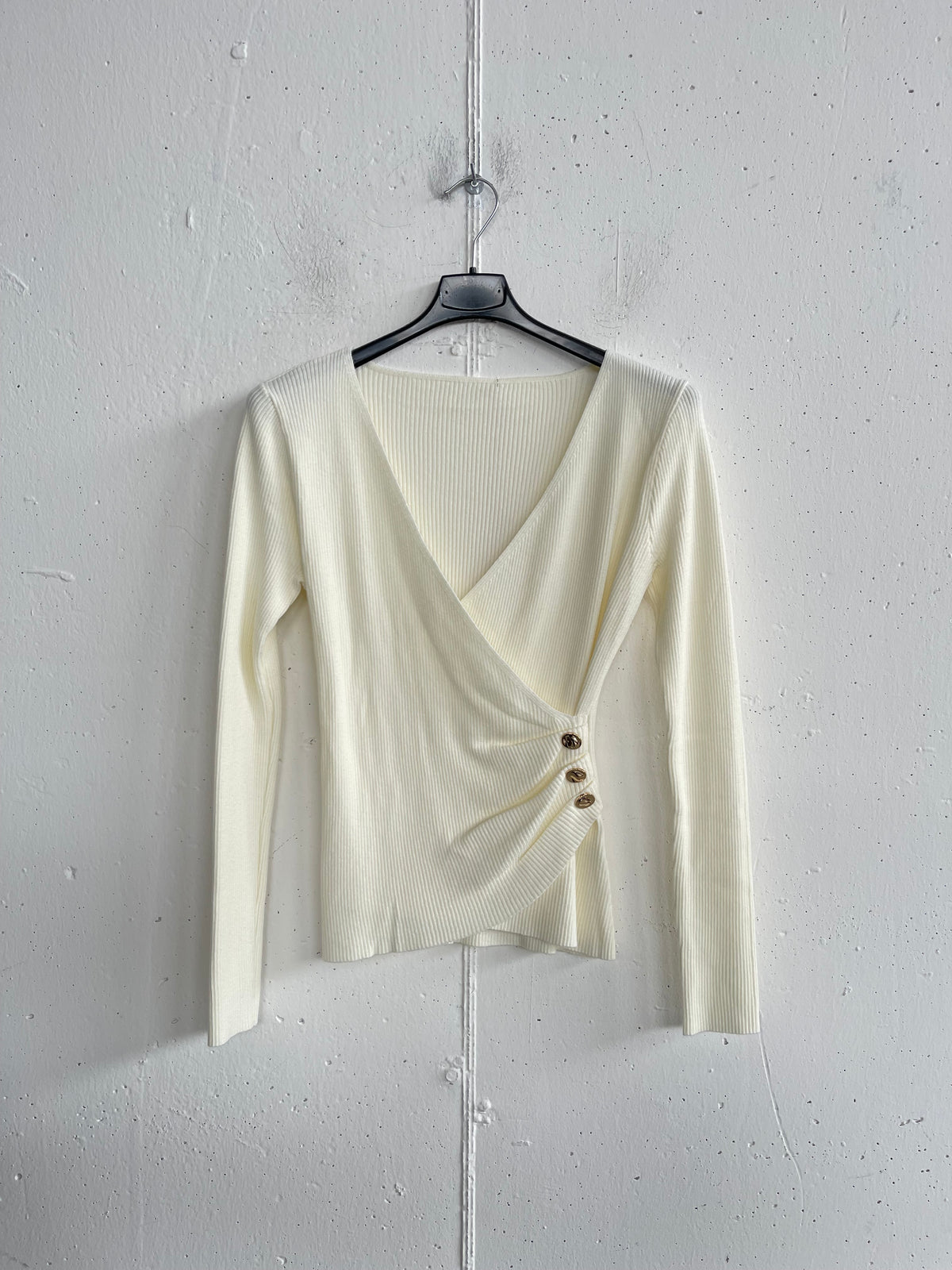 Cardigan aderente con bottoni laterali e arricciatura