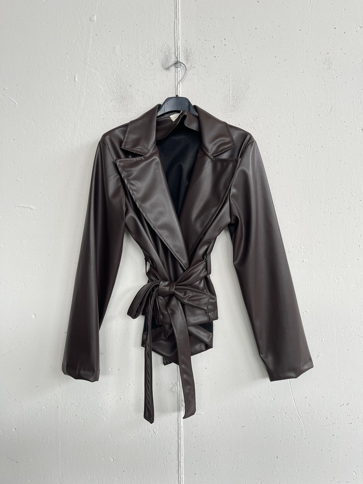 Blazer in ecopelle con cintura