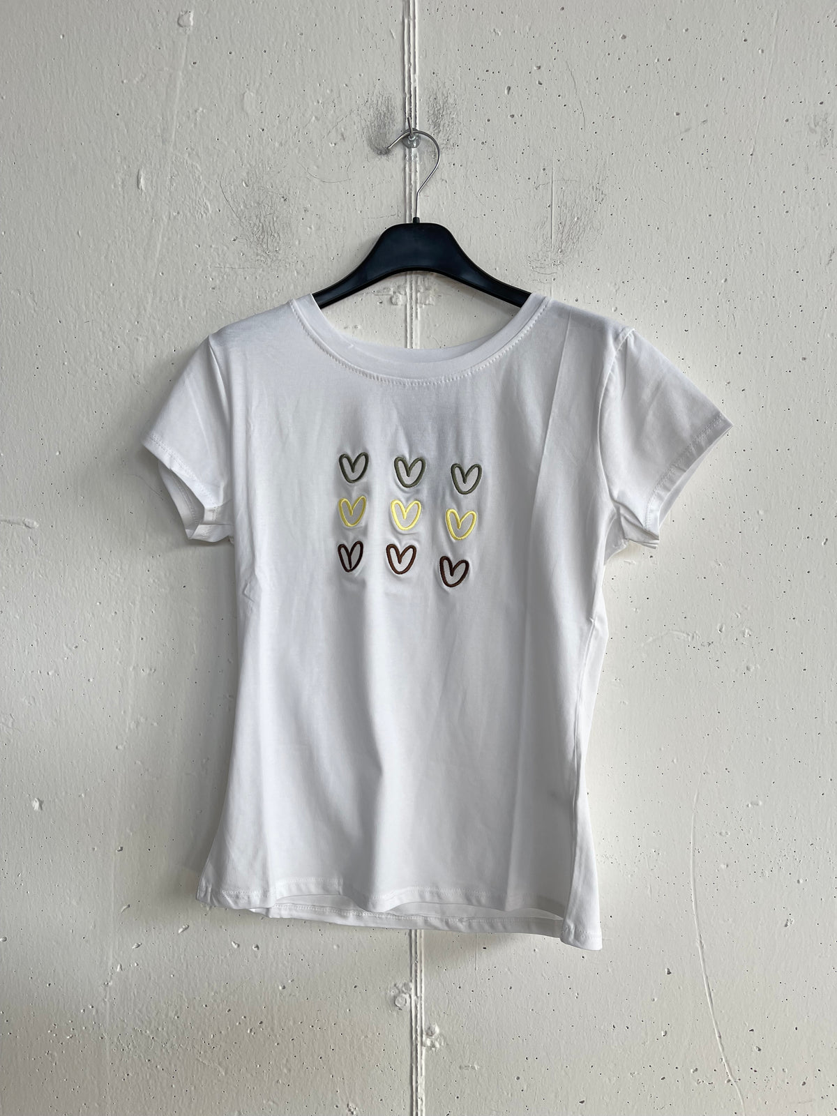 T-shirt cuori ricamati 1
