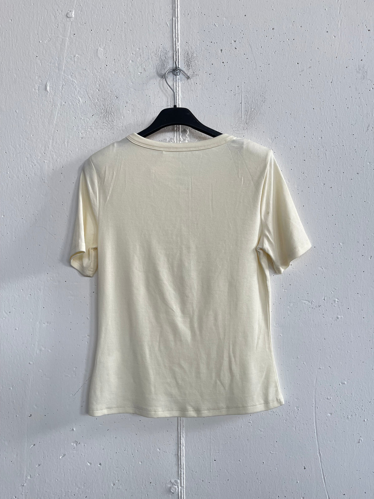 T-shirt con bottoncini e spalline imbottite