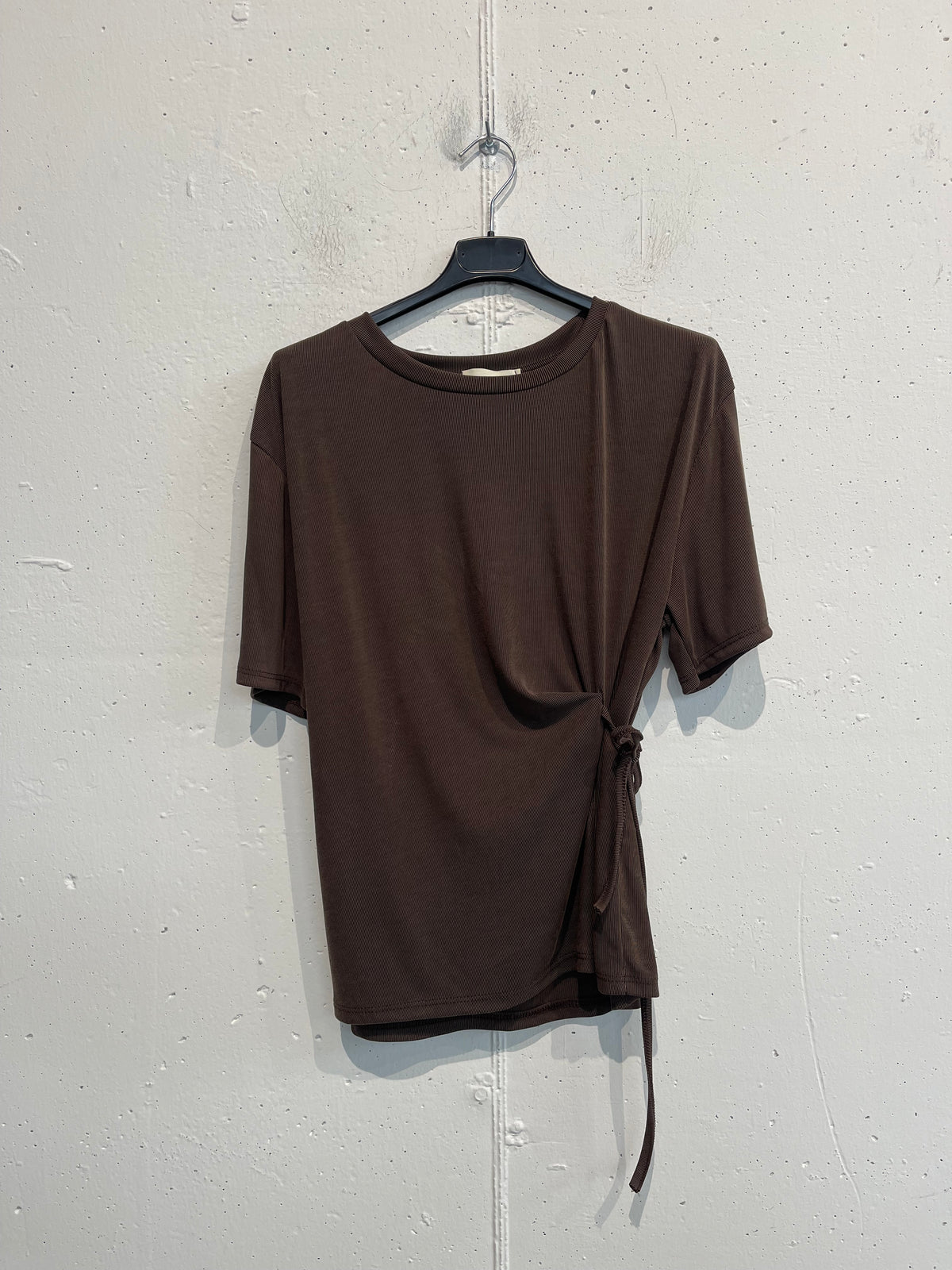 T-shirt misto viscosa con spago laterale