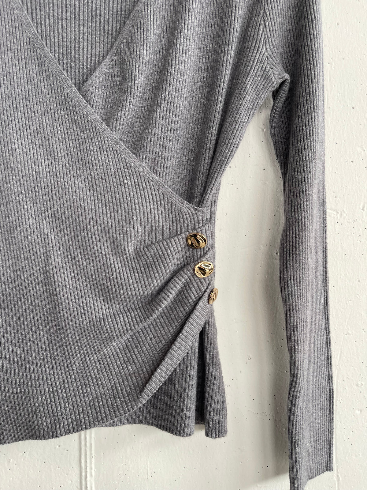 Cardigan aderente con bottoni laterali e arricciatura