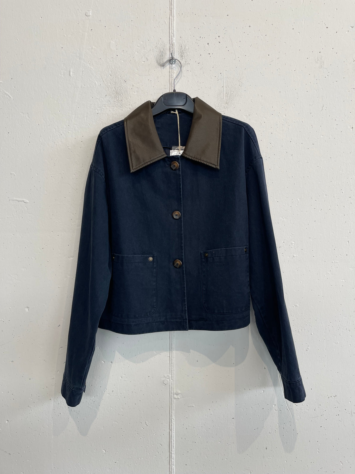 Giacca carpentiere cropped in denim con colletto