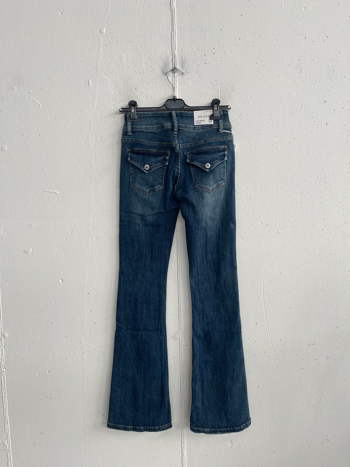 Jeans a zampa a vita bassa