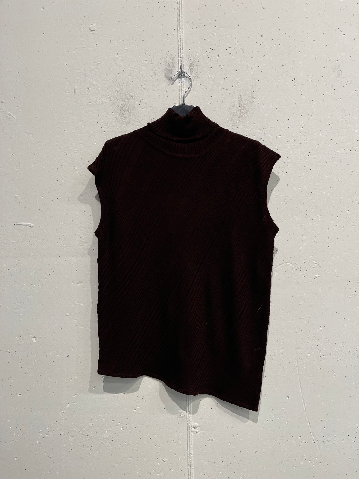 Gilet con collo alto e taglio obliquo