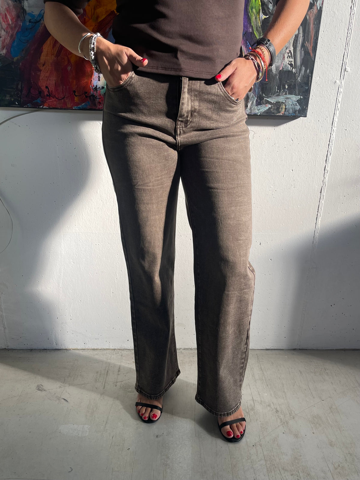 Jeans effetto slavato marrone a palazzo