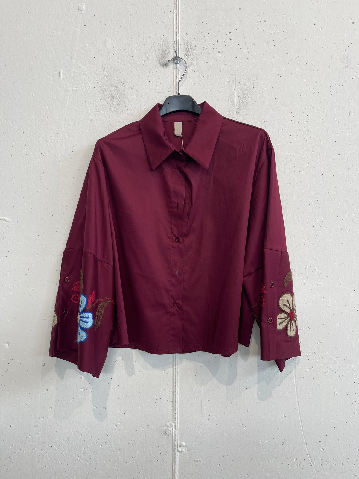 Camicia a scatola con fiori ricamati