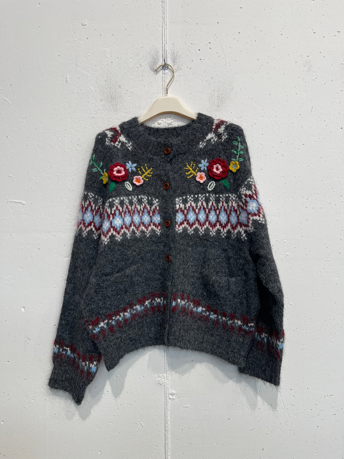 Cardigan con tasche e ricami in rilievo