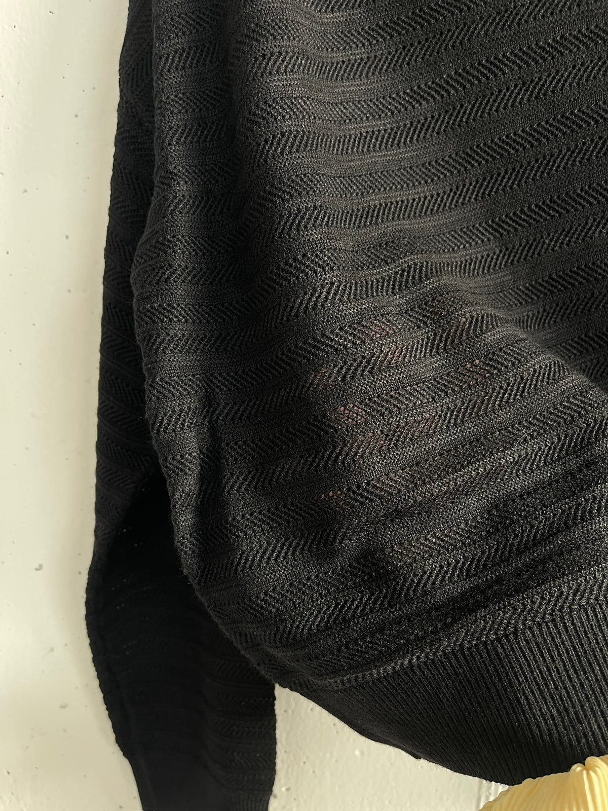 Pull traforato mono spalla