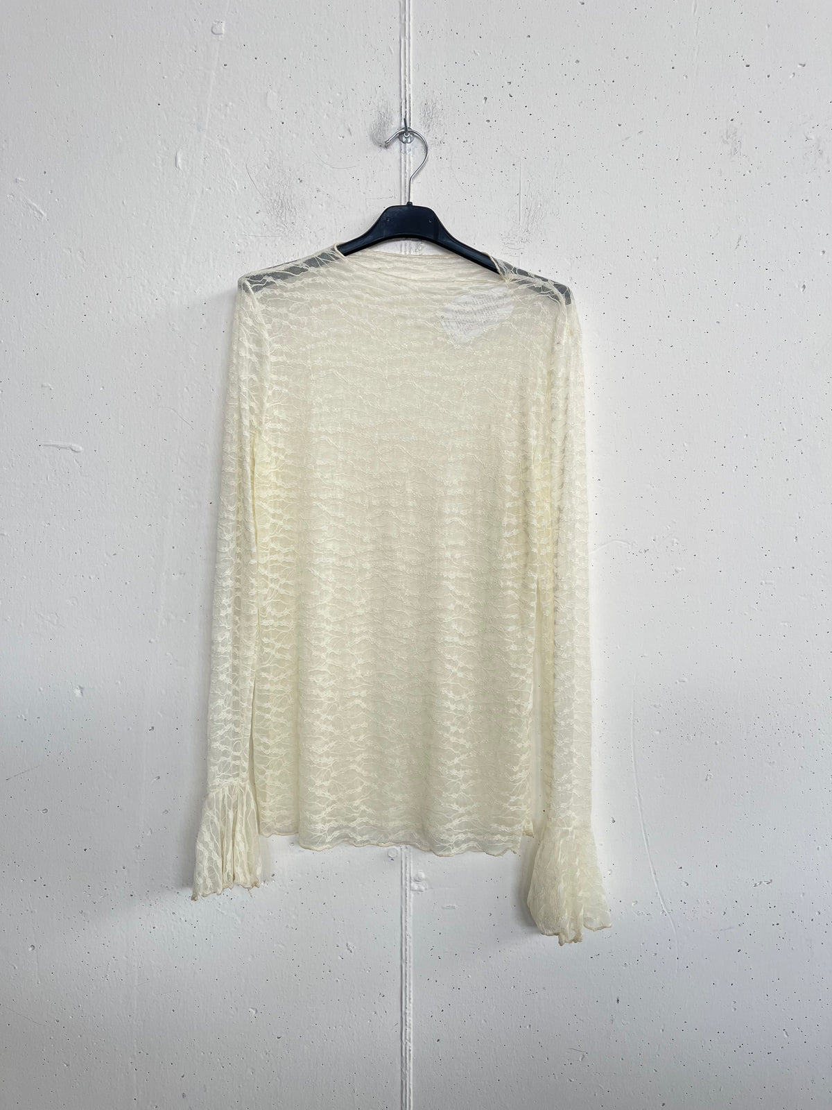 Top in pizzo con manica a campanella