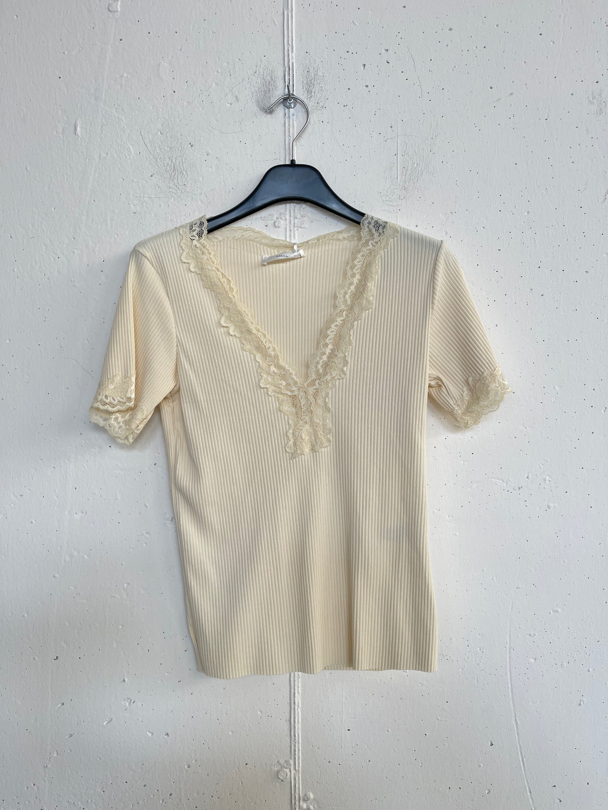 T-shirt a costine con scollo in pizzo