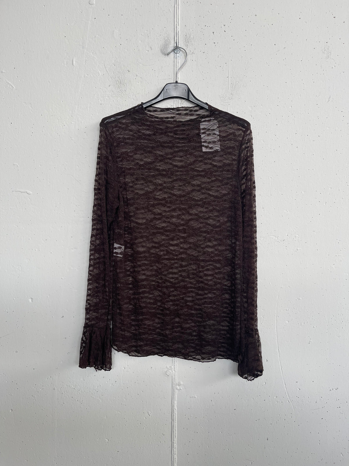 Top in pizzo con manica a campanella