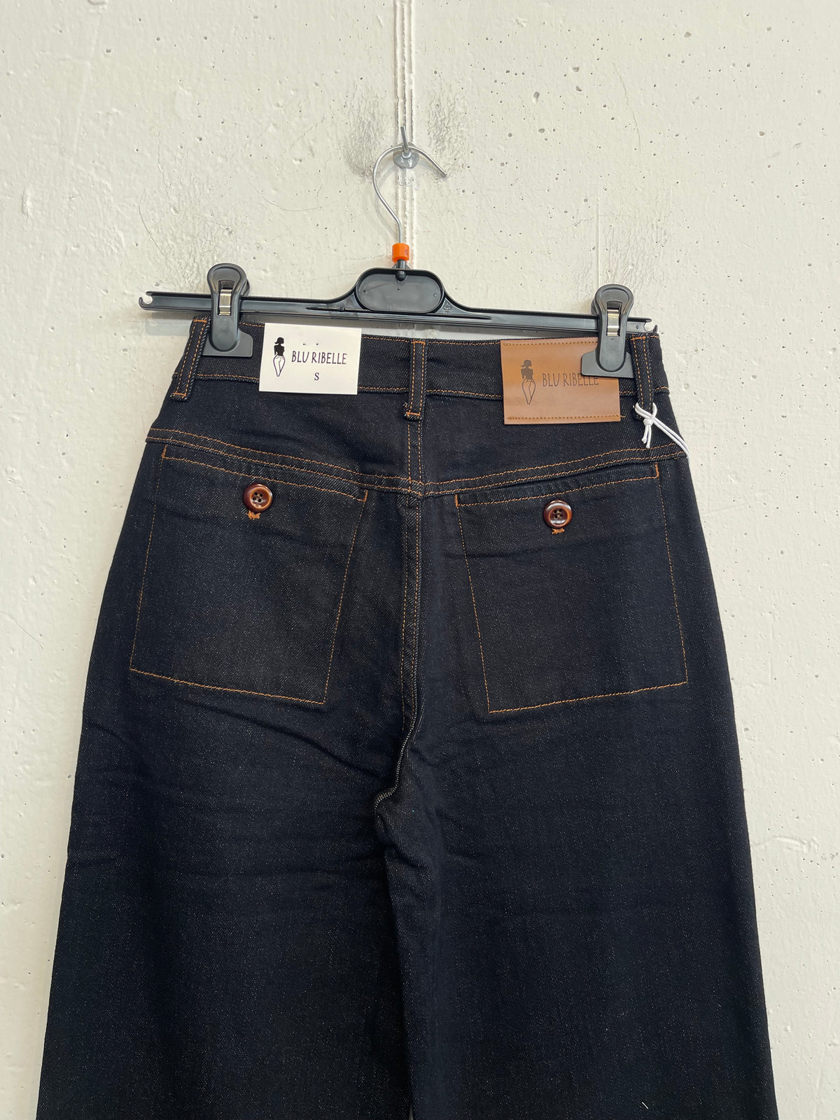Jeans palazzo dark con cuciture a contrasto