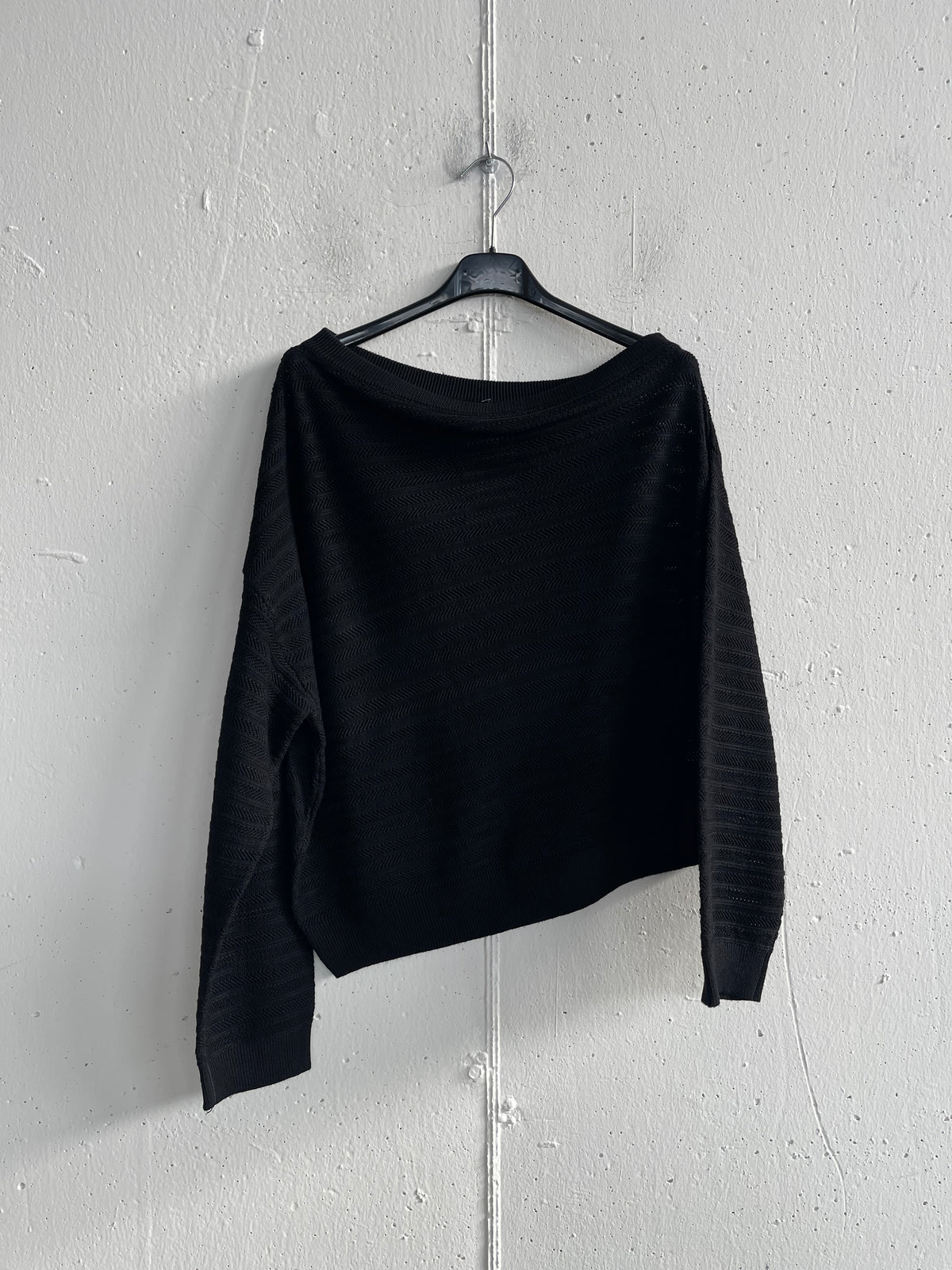Pull traforato mono spalla