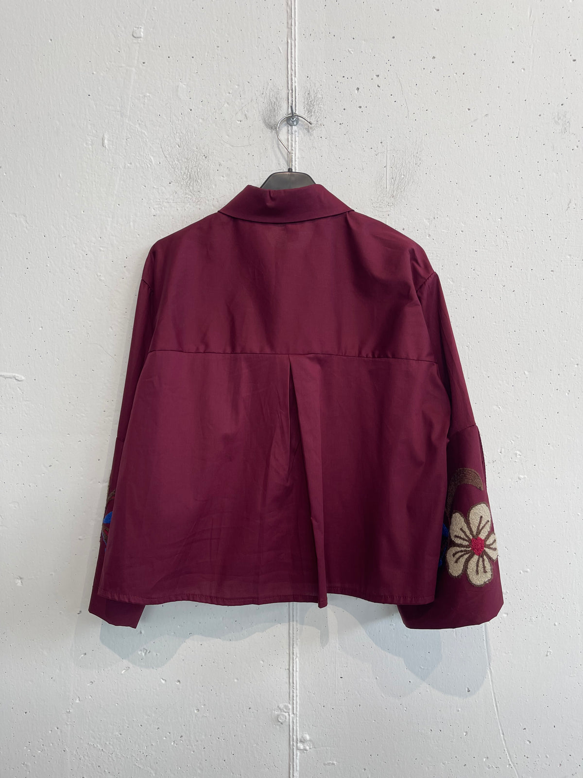 Camicia a scatola con fiori ricamati