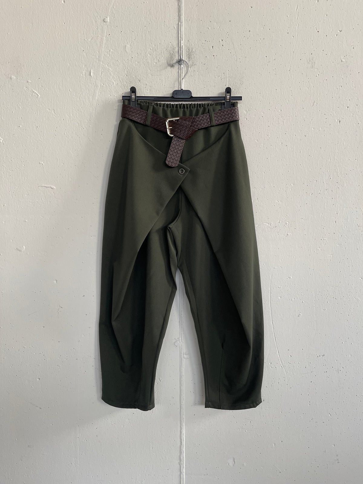 Pantalone balloon con patta asimmetrica sul davanti