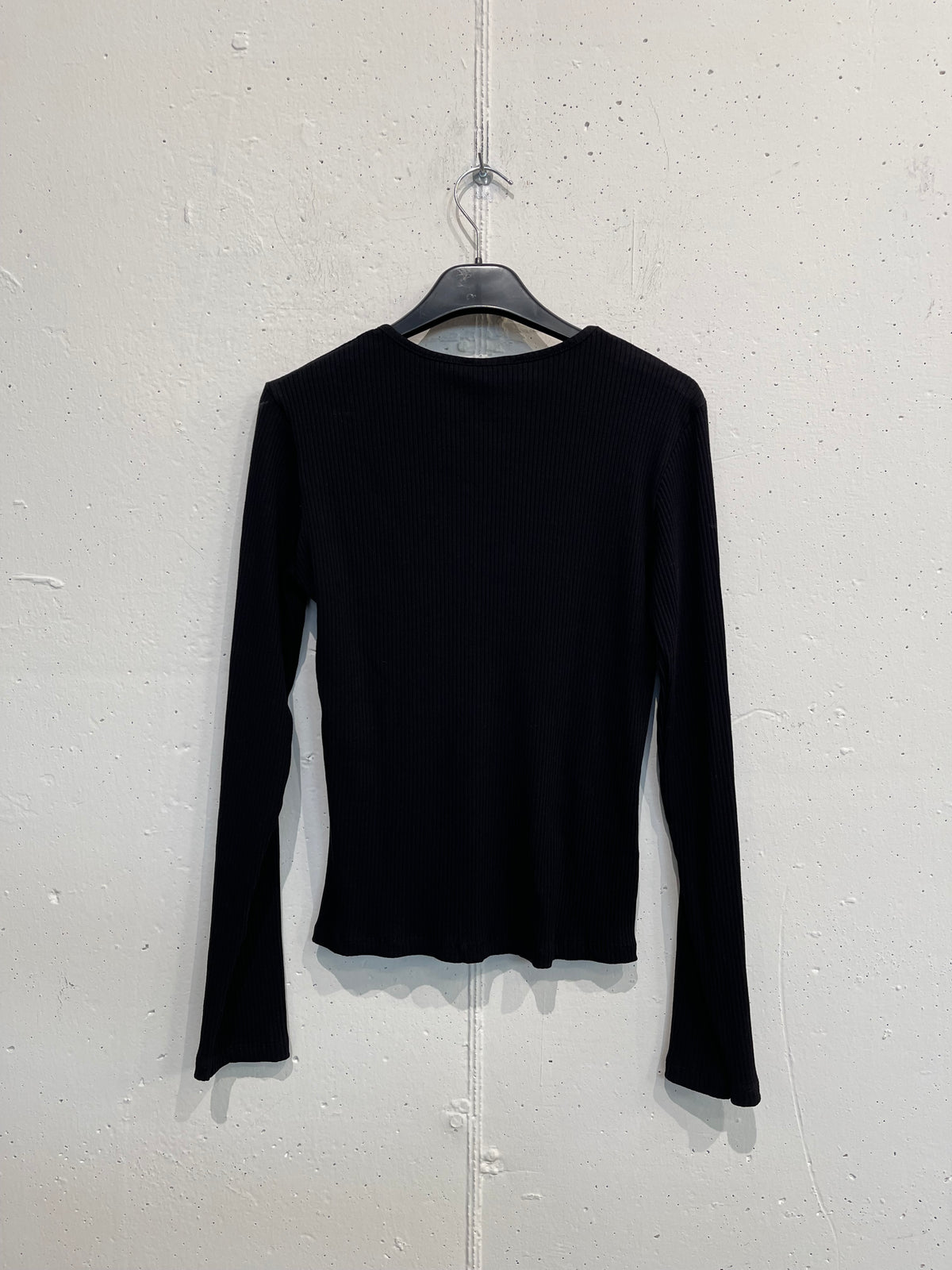 Maglia slim a costine con scollo a V profondo