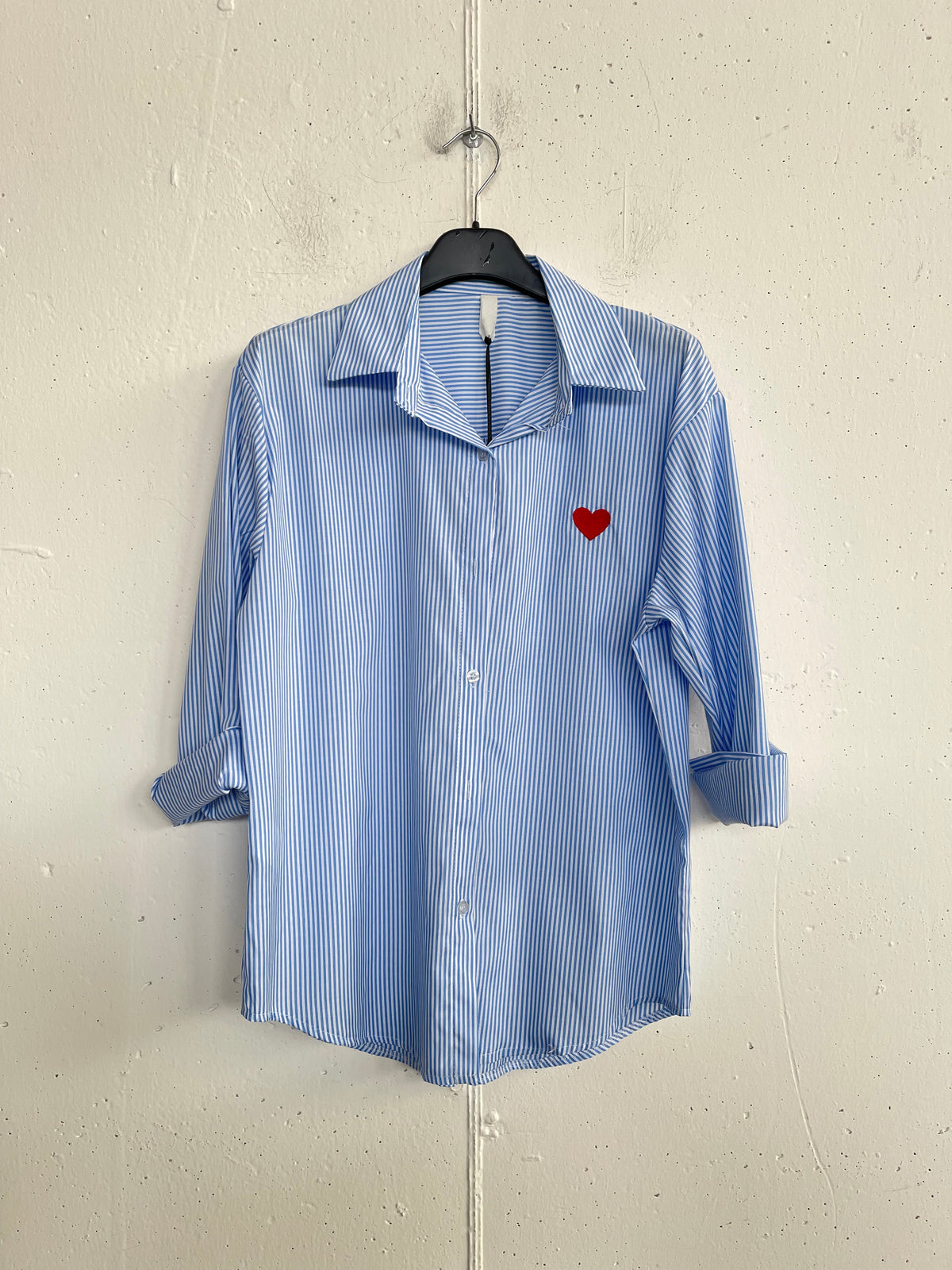 Camicia con cuore ricamato a righine