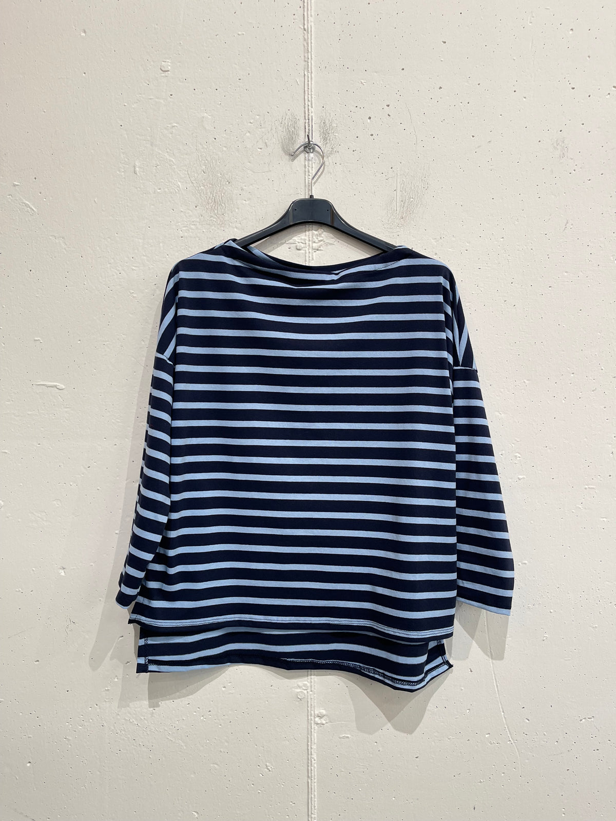 Lonsleeve a righe con collo a barchetta