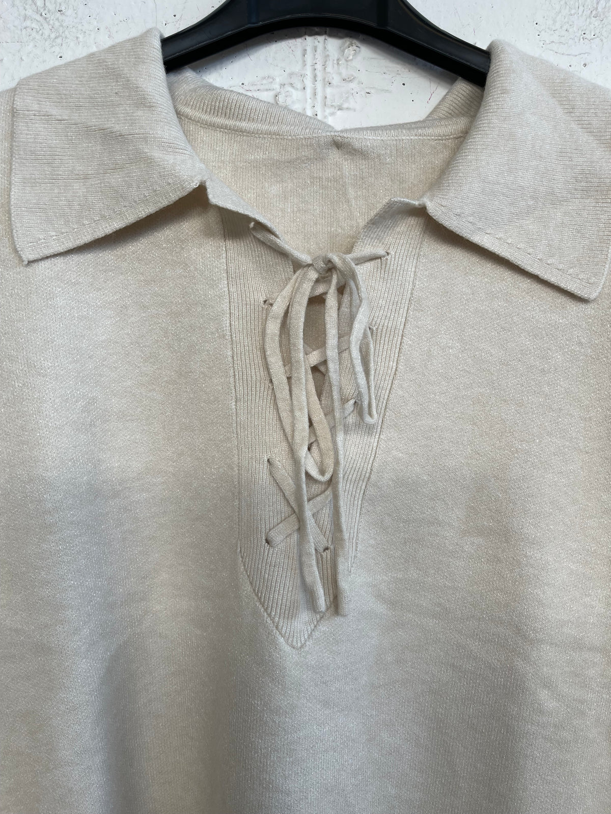 Pull scollo a camicia con lacci