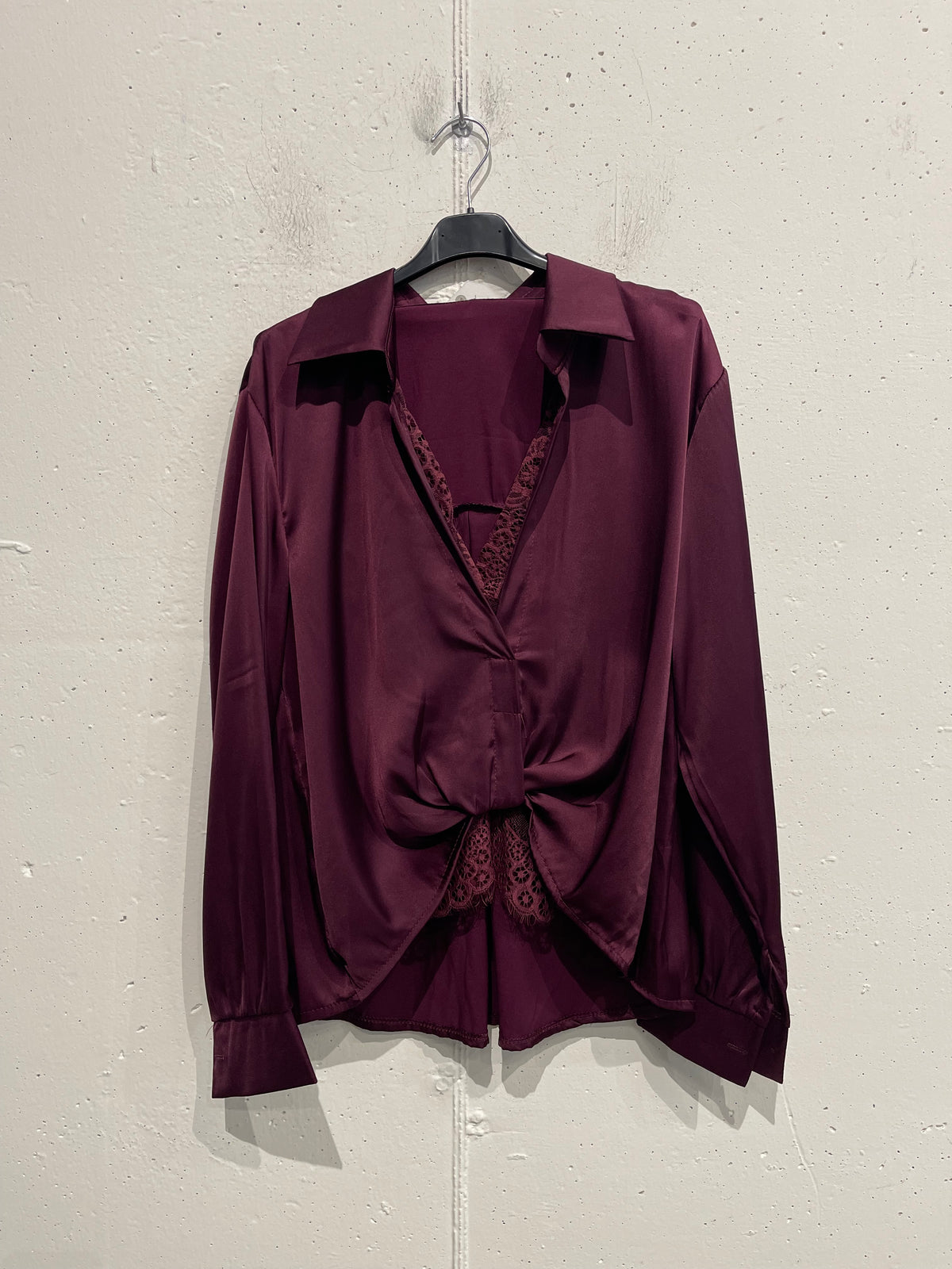 Camicia satinata con nodo e dettagli in pizzo