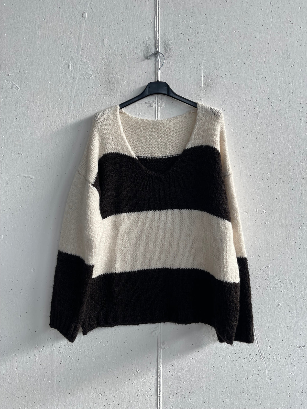 Maglione a righe con scollo a V