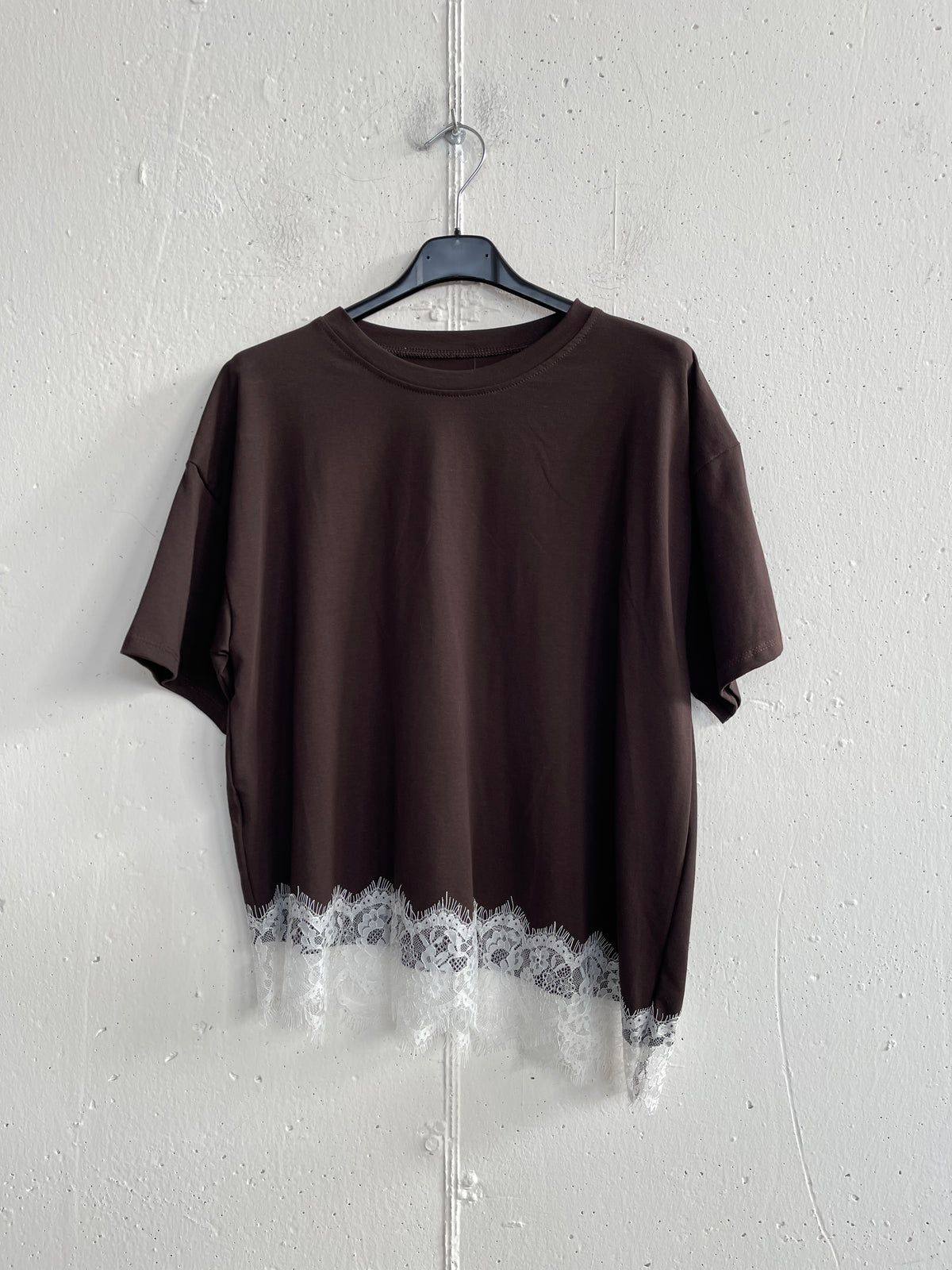 T-shirt Svasata con Pizzo sul Fondo