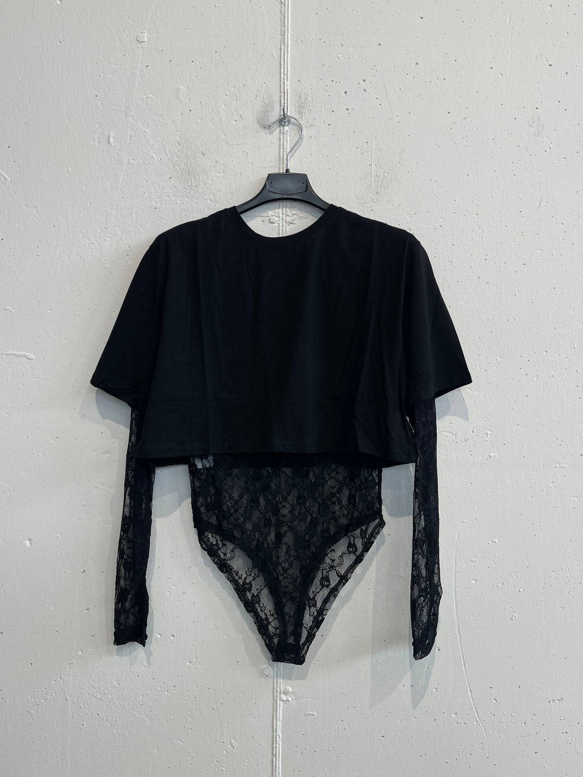Crop top con body di pizzo